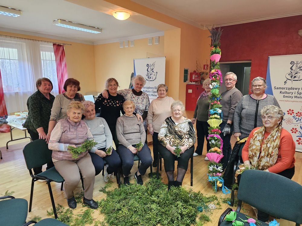 Przed nami Niedziela Palmowa i z tej okazji Klub Seniora kolejny raz przygotował palmę 20250410 palma wielkanocna 3