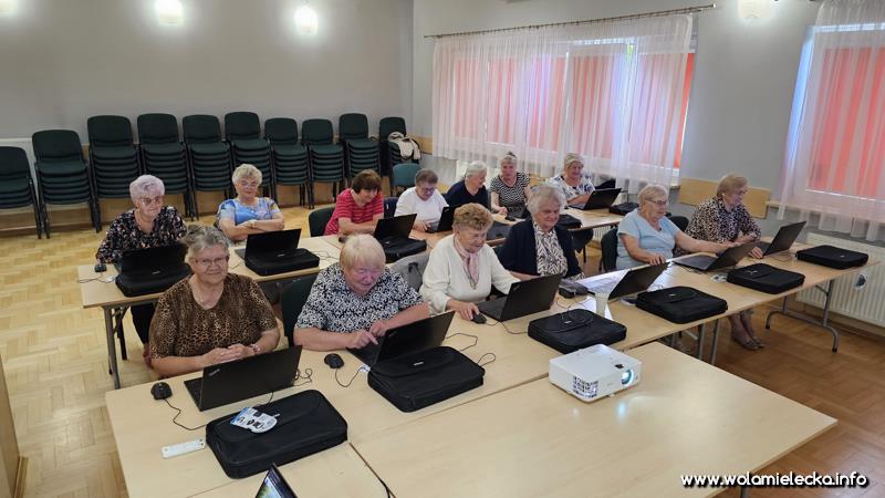 Klub Seniora walczy z wykluczeniem cyfrowym klub seniora na komputerach 1