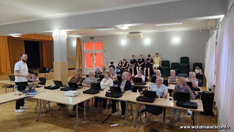 Klub Seniora walczy z wykluczeniem cyfrowym klub seniora na komputerach 2