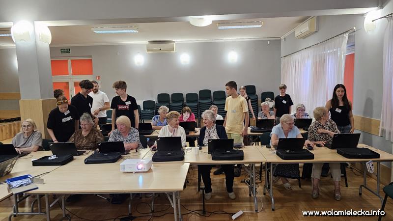 Klub Seniora walczy z wykluczeniem cyfrowym klub seniora na komputerach 3