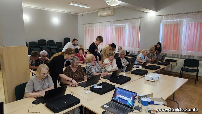 Klub Seniora walczy z wykluczeniem cyfrowym klub seniora na komputerach 4